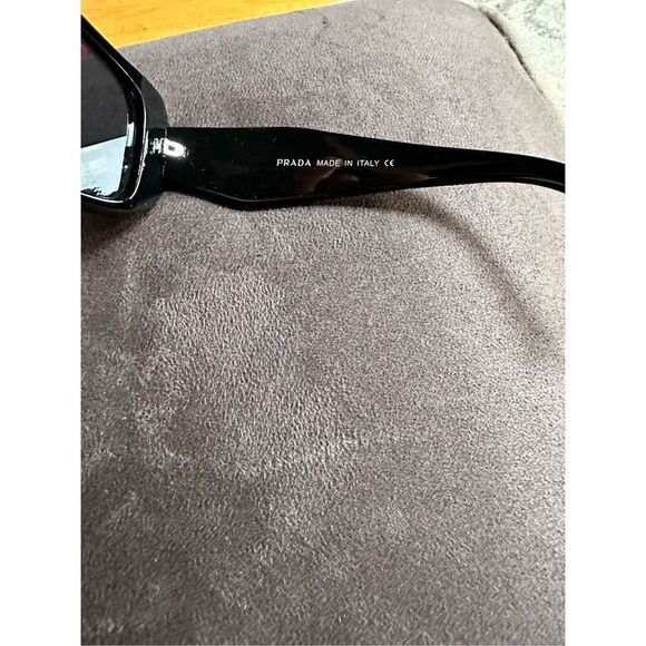 😎🔥PRADA  iconic classic sunglasses, sleek black design , And all one piece mak - Picture 8 of 15
